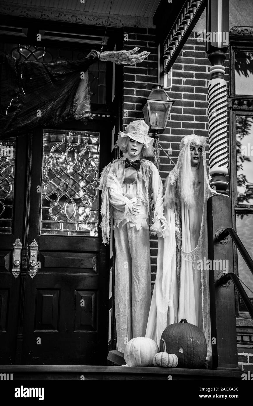 Decorazione di Halloween di fronte a una casa, Chicago, Illinois, Stati Uniti d'America Foto Stock