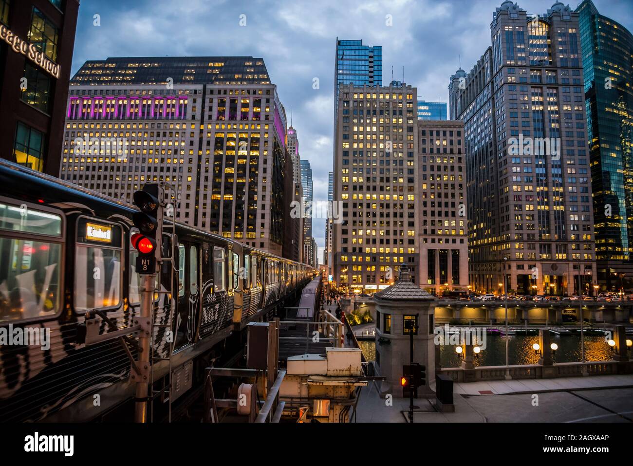 Vista dell'iconico Centro di Architettura dal Merchandise Mart L-piattaforma del treno, Chicago, Illinois, Stati Uniti d'America Foto Stock