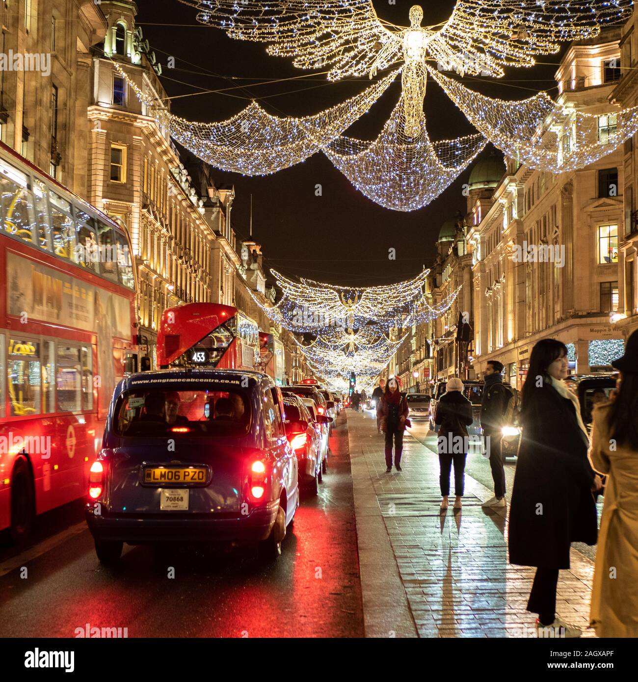 Turisti che hanno foto scattate sotto i Festosi Angeli di Regent Street Londra. Foto Stock