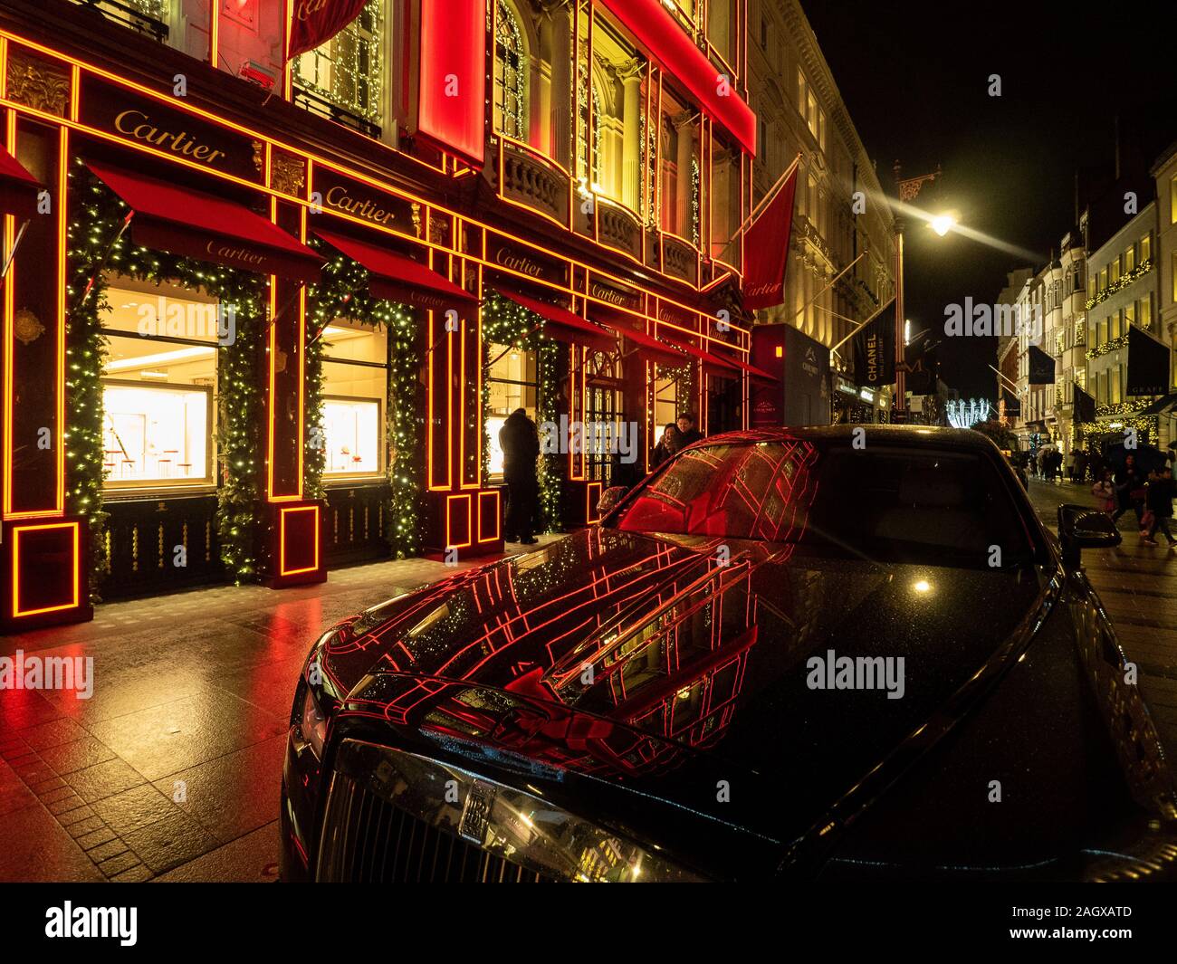 Londra festiva fuori dal negozio Cartier su New Bond Street. Foto Stock