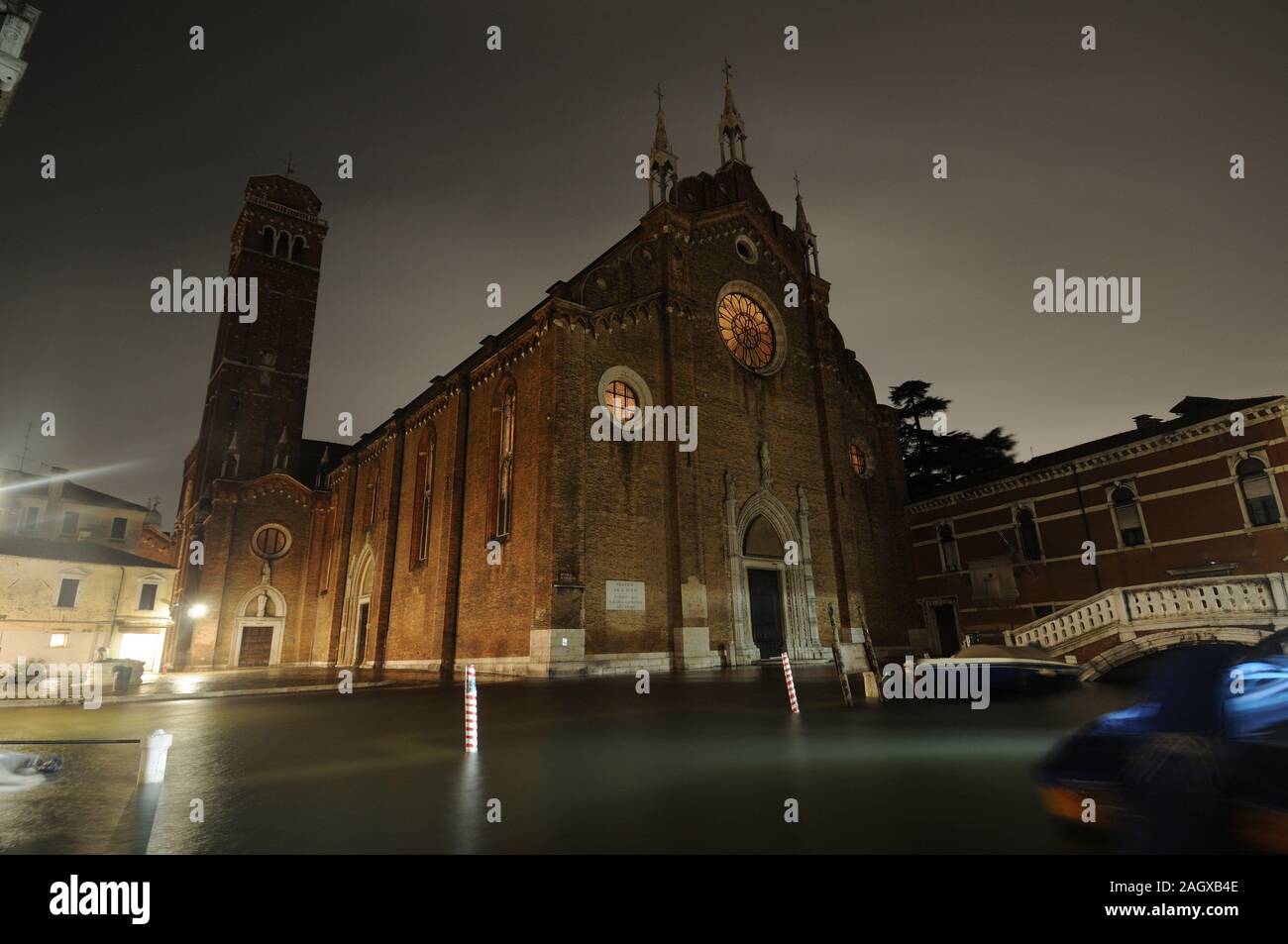 Chiesa dei Frari a Venezia Isola durante l'acqua alta Foto Stock