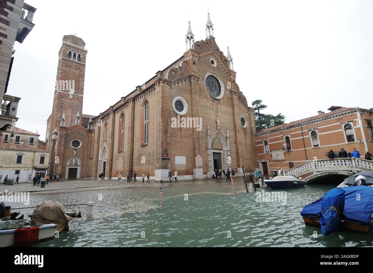Chiesa dei Frari a Venezia Isola durante l'acqua alta Foto Stock