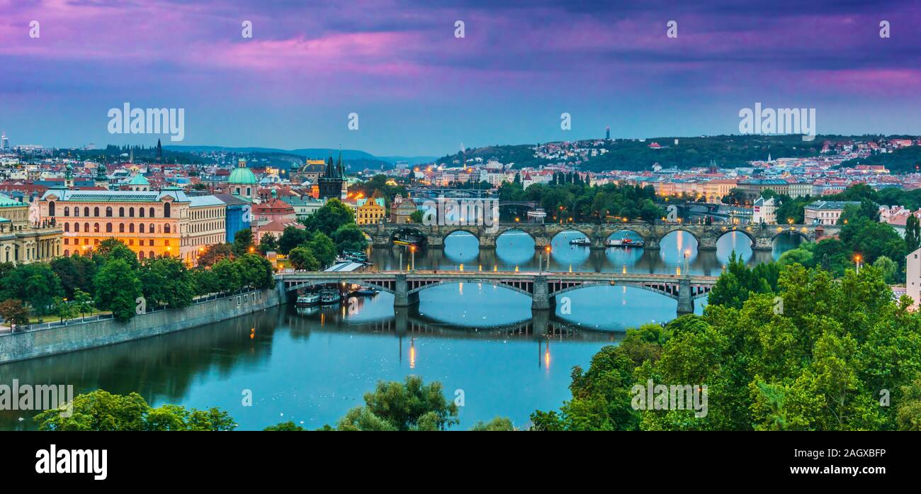 Ponti sul fiume Moldava a Praga, Repubblica Ceca Foto Stock