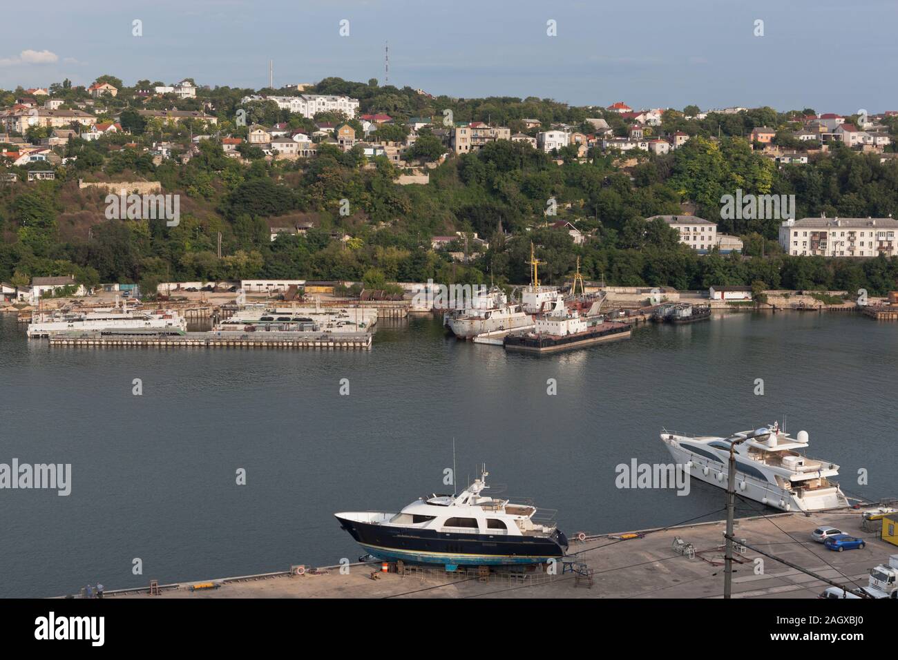 Sebastopoli, Crimea, Russia - Luglio 24, 2019: South Bay di Sevastopol Porta a Mare, Crimea Foto Stock