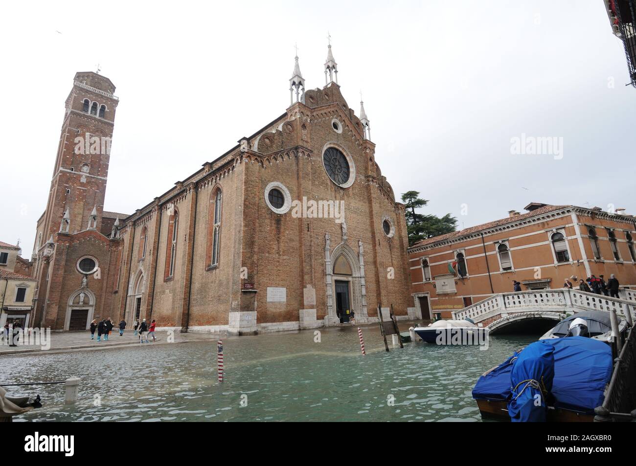 Chiesa dei Frari a Venezia Isola durante l'acqua alta Foto Stock