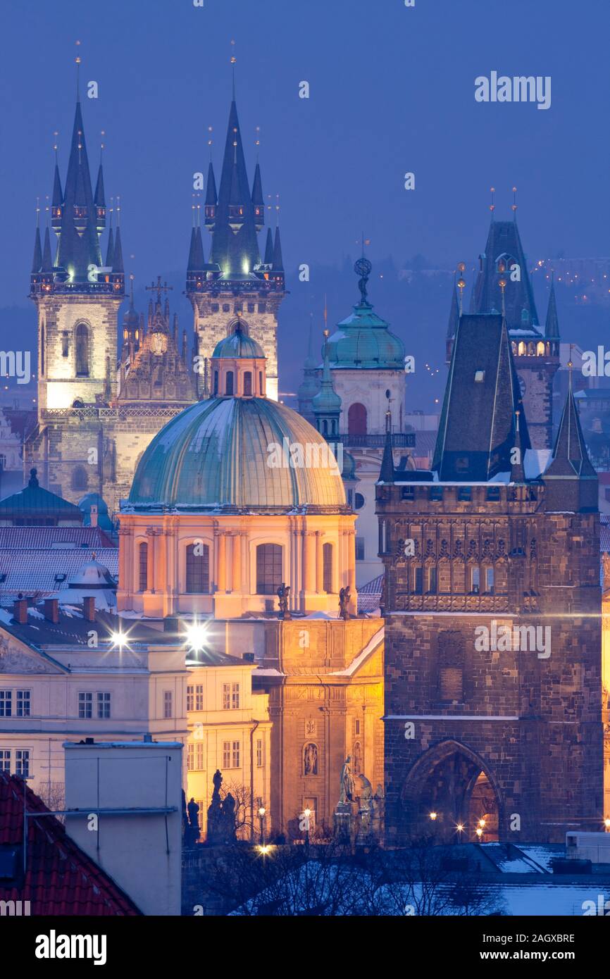 Repubblica ceca, Praga - sulle guglie della città vecchia al crepuscolo Foto Stock