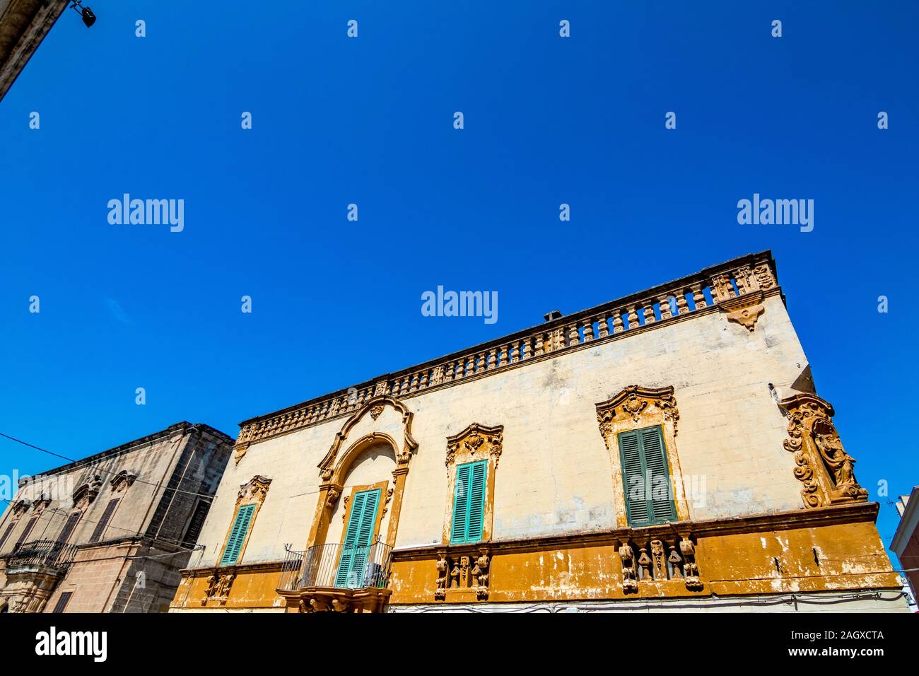 Vista panoramica, street view dalla splendida città di Locorotondo, provincia di Bari, Puglia Puglia , Italia Meridionale. Edifici antichi fronti sulla centrale Foto Stock