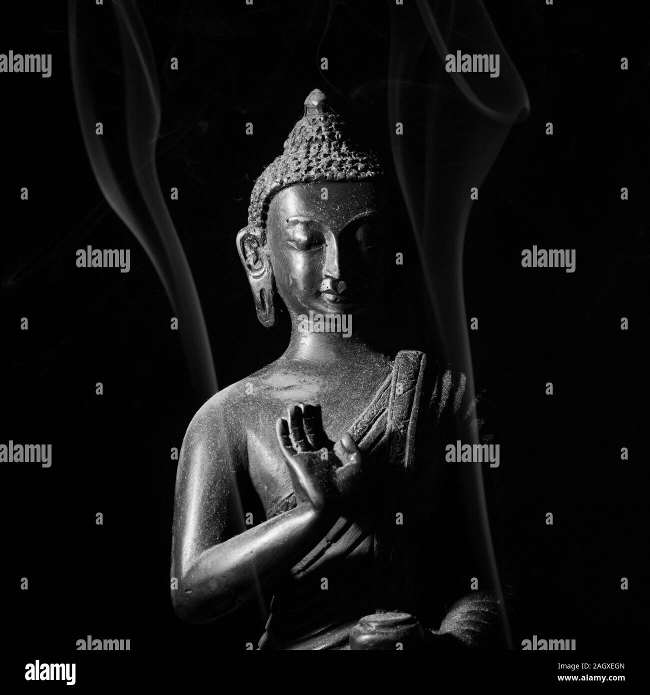 Un religioso buddha ornamentali figura in bianco e nero con un raccolto di quadrati Foto Stock