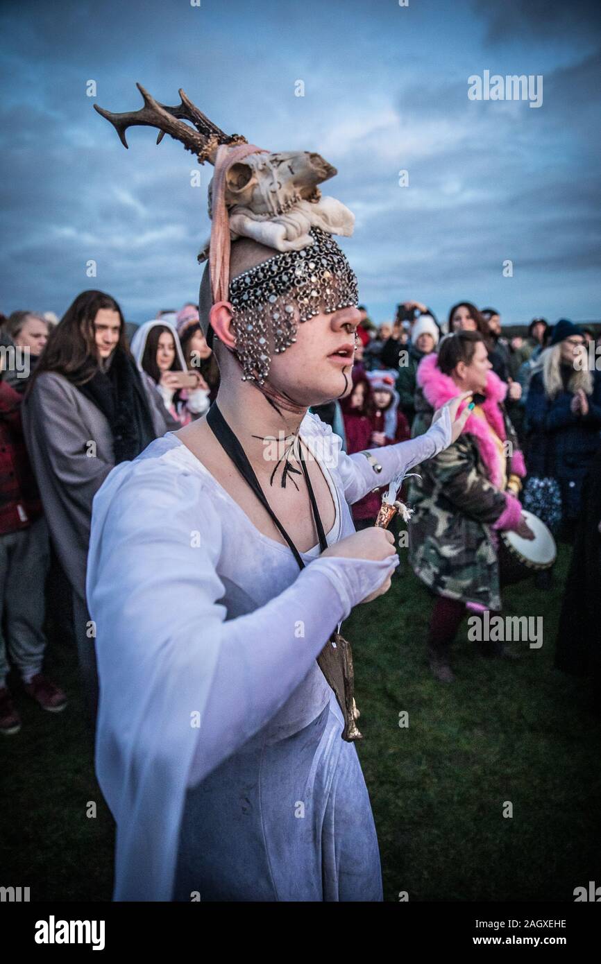 Salisbury, Regno Unito. 22 Dic, 2019. I druidi celebrare all alba del giorno più corto 22 dicembre 2019. Centinaia di persone si sono radunate il celebre storico stone circle, nel Wiltshire, per celebrare l'alba del solstizio d'inverno il giorno più corto dell'anno l'evento è sostenuto di essere più importante nel calendario pagano rispetto al solstizio d'estate perché segna la rinascita del sole per il prossimo anno il credito: David Betteridge/Alamy Live News Foto Stock