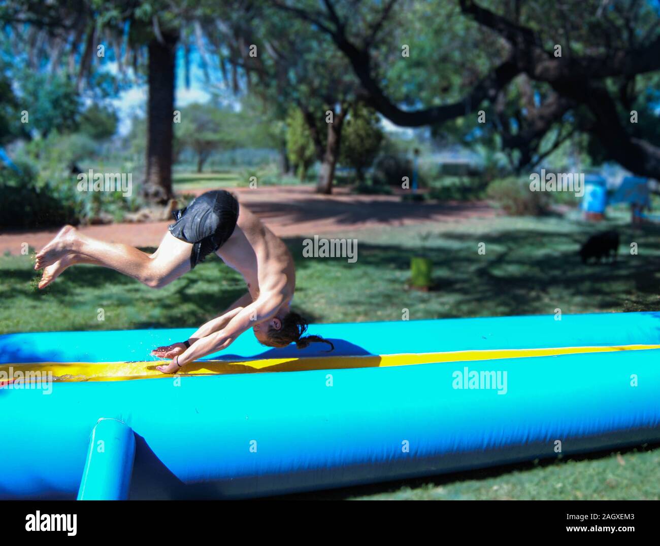 Un salto nella divertente e su uno scivolo acquatico Foto Stock