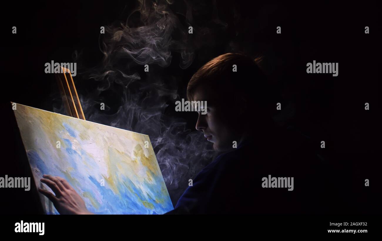 Artista copista paint seascape con nave in oceano. Fumo Vaper vape e-sigaretta. Artigiano arredatore disegnare come barca vela sul mare blu con colori acrilici. Foto Stock