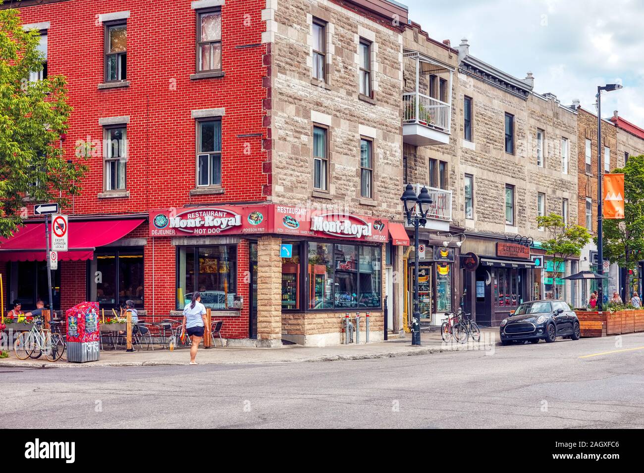 Montreal, Canada - Giugno, 2018: persone, edifici storici e ristoranti su Le Plateau Mont Royal street a Montreal, Quebec, Canada. Foto Stock