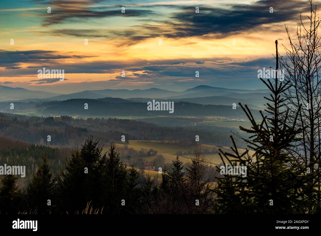 Tramonto sul paesaggio collinare di Sumava National Park, prati e foreste in Repubblica ceca, Europa Centrale. Foto Stock