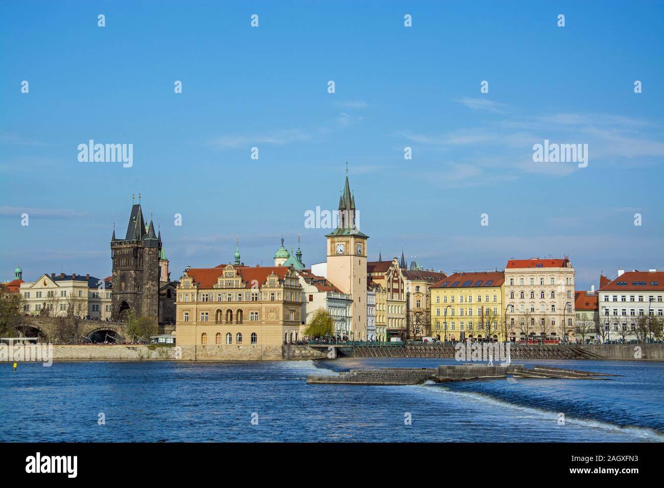 Die Karlsbrücke ist eine im 14. Jahrhundert errichtete, historisch bedeutsame Brücke über die Moldau in Prag, die die Altstadt mit der Kleinseite verbo Foto Stock