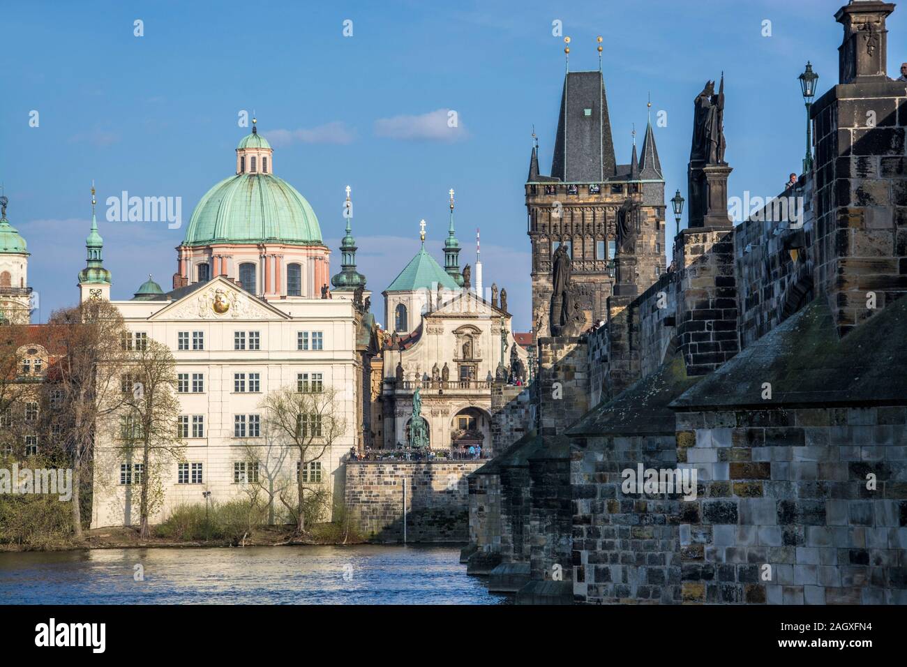 Die Karlsbrücke ist eine im 14. Jahrhundert errichtete, historisch bedeutsame Brücke über die Moldau in Prag, die die Altstadt mit der Kleinseite verbo Foto Stock