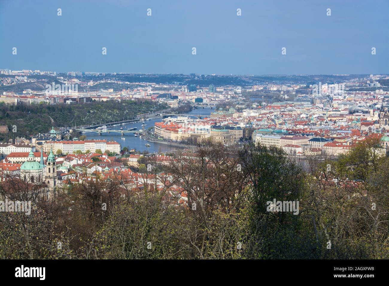 Prag ist die Hauptstadt der Tschechischen Republik und liegt an der Moldau. Die 'Stadt der hundert Tuerme' ist bekannt für den anello Altstaedter mit bu Foto Stock