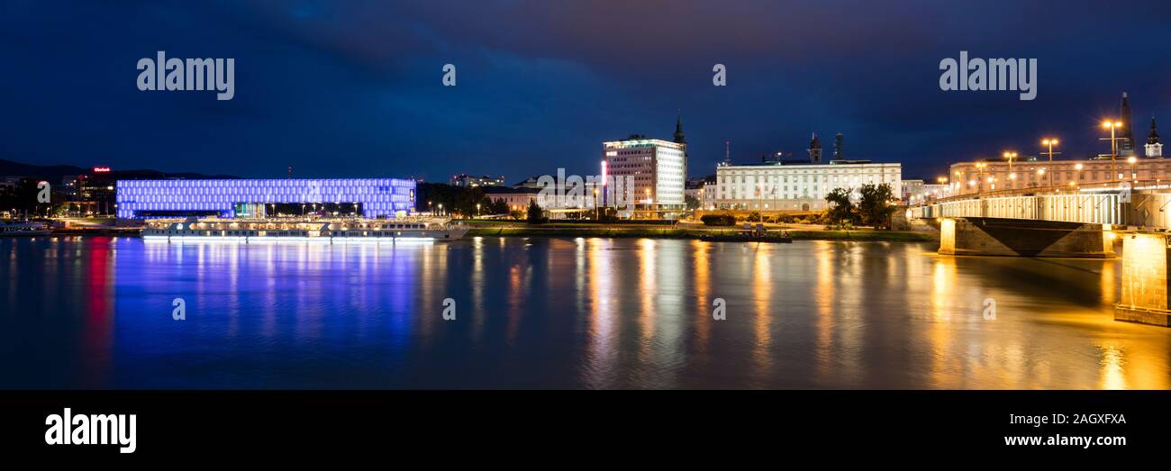 Banca del fiume del Danubio con Lentor museo di arte, Linz, Austria superiore, Austria, Europa Foto Stock