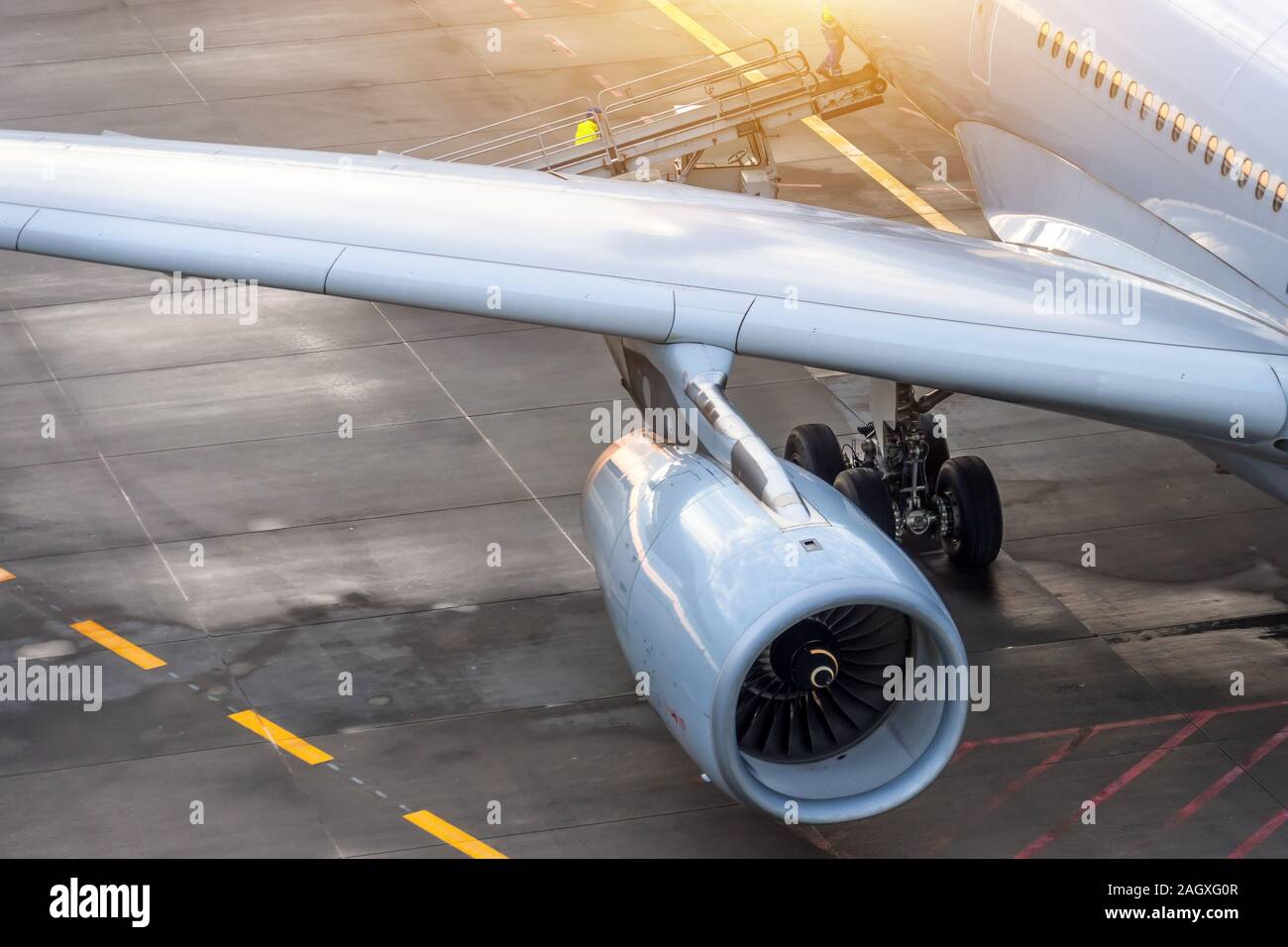 Vista superiore del parafango e il motore di un aereo Foto Stock Vista superiore del parafango e il motore di un aereo Foto Stock