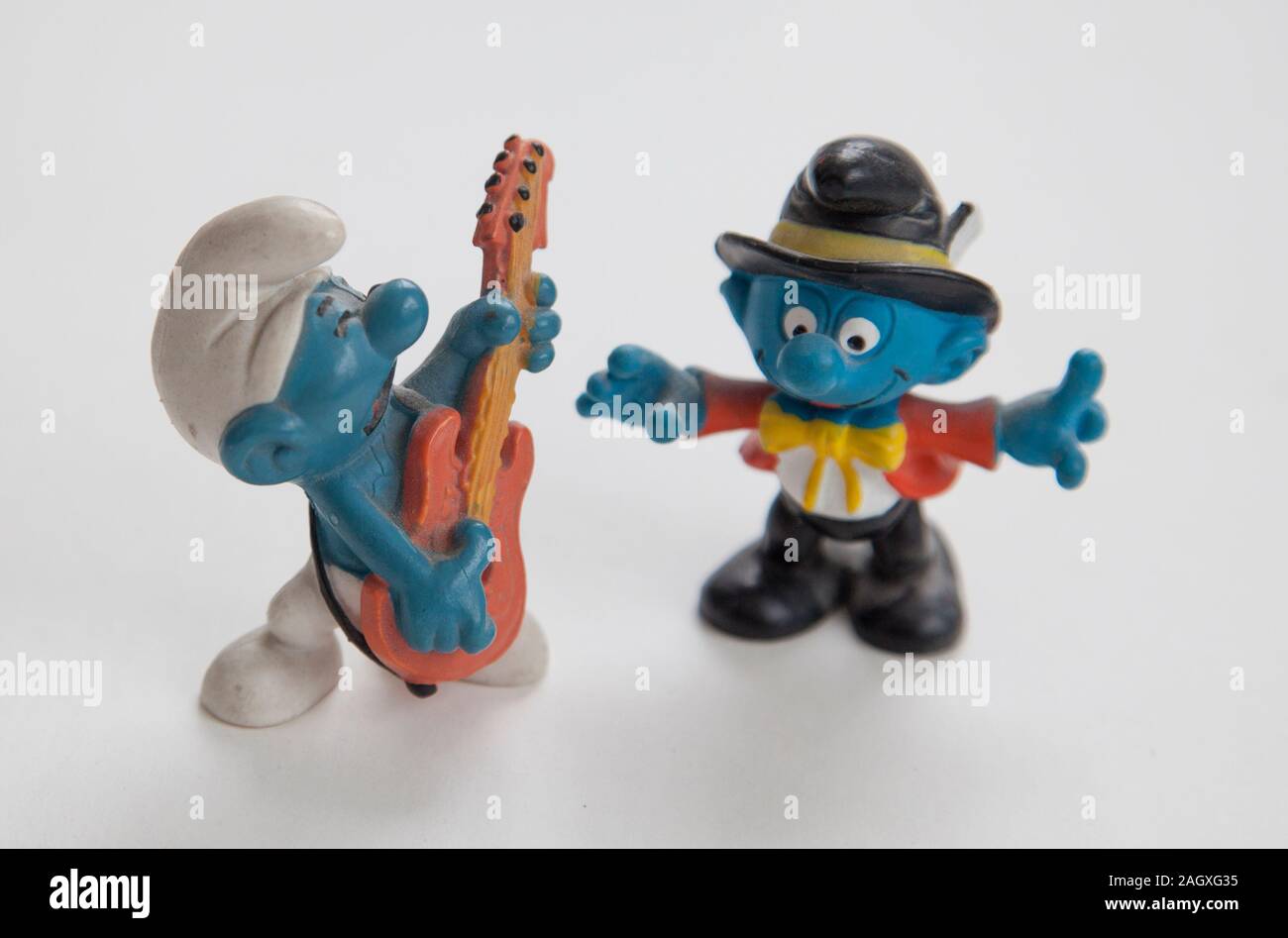 I puffi che giocare guitarr e canta Foto Stock