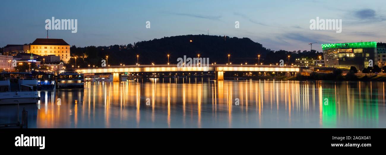 Illuminata sopra Nibelungenbridge fiume Danubio, Linz, Austria superiore, Austria, Europa Foto Stock