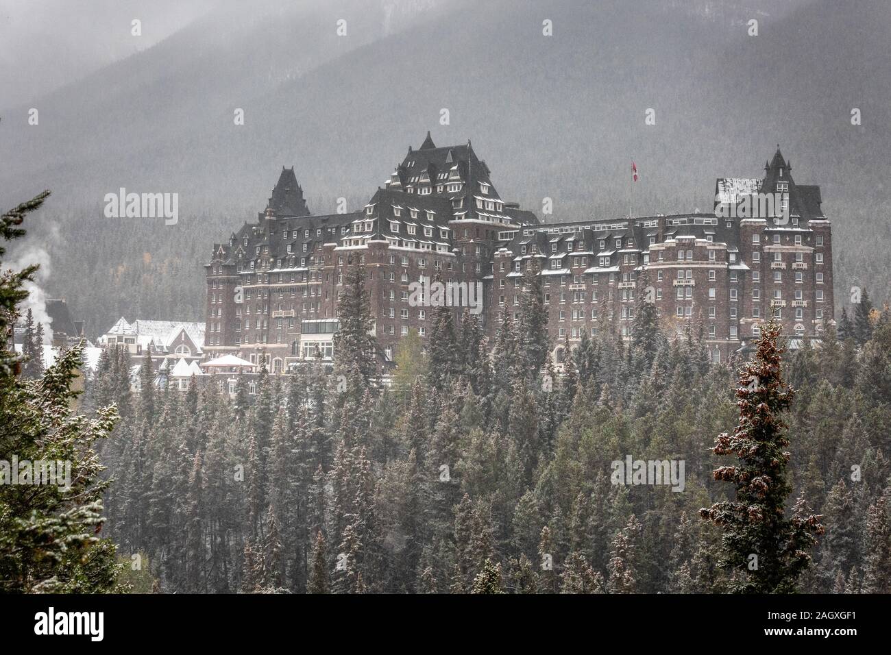 Banff - Ottobre 01, 2018: Fairmont banff springs sotto la neve vicino a Banff, Canada. Foto Stock