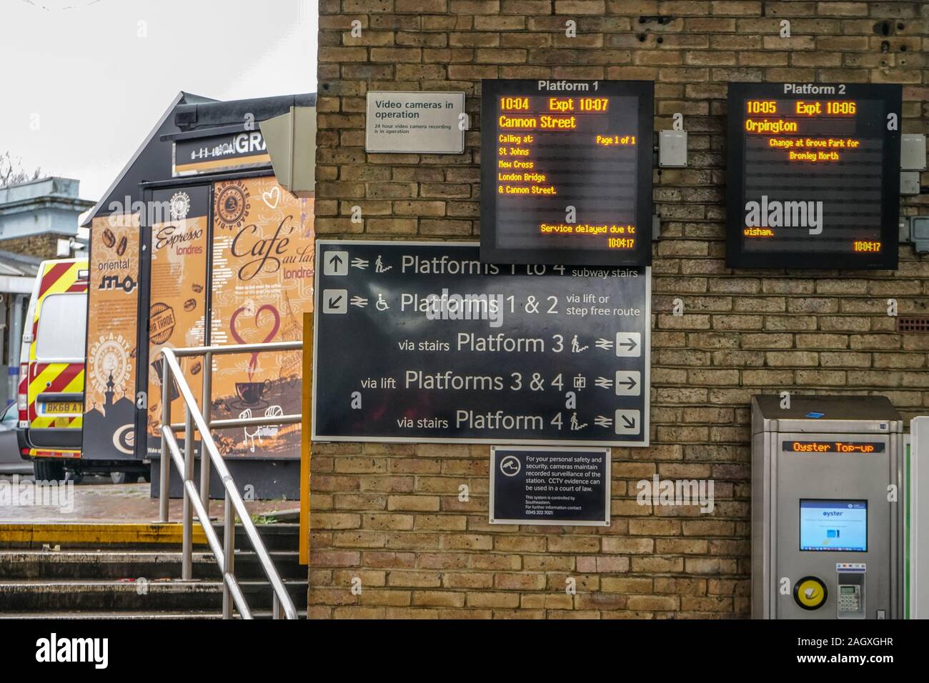 London, Regno Unito - 01 Febbraio 2019: treno Partenze tabella alla stazione di Lewisham, Oyster macchina visibile in angolo. National Rail operatore, tran Foto Stock