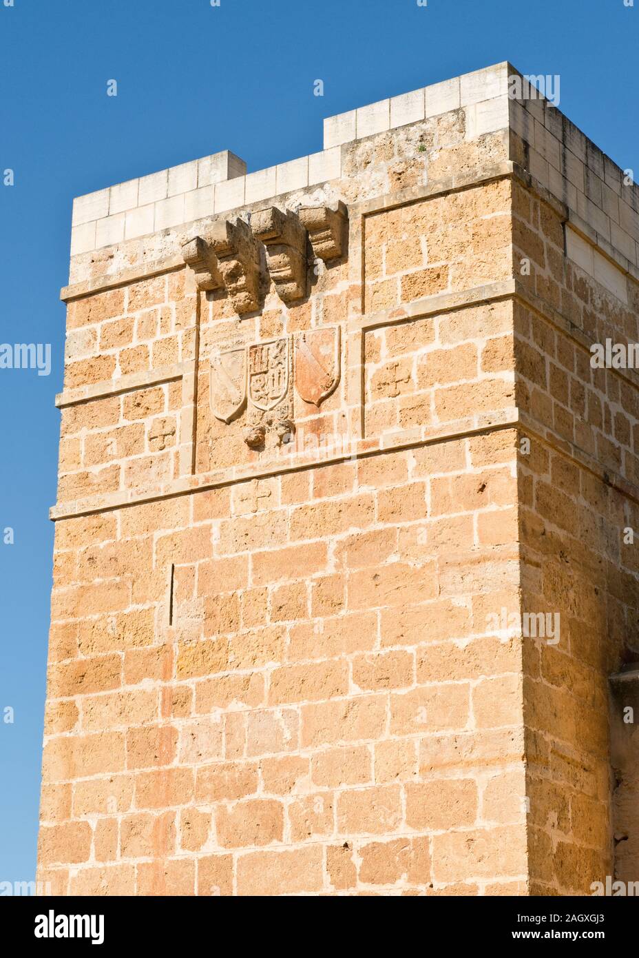 Stemma stemma stemma sulla torre del castello spagnolo. Castillo de Alcalá de Guadaíra. Andalusia, Spagna Meridionale, Europa Foto Stock