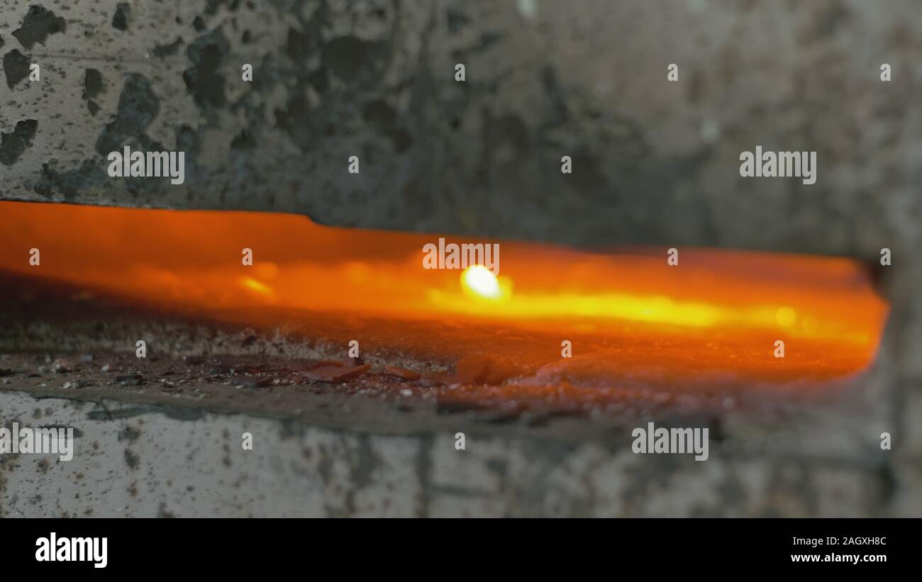 Forge workshop. Fucina di produzione manuale. Forno a gas per il riscaldamento di metallo. Moderna stufa di fusione di ferro acciaio. Fabbro rende i prodotti di ferro. Foto Stock