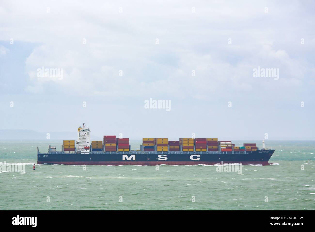 Contenitore di una nave che lascia il porto di Le Havre, in Normandia, Francia, di MSC Mediterranean Shipping Company, una grande spedizione internazionale di linea. Foto Stock