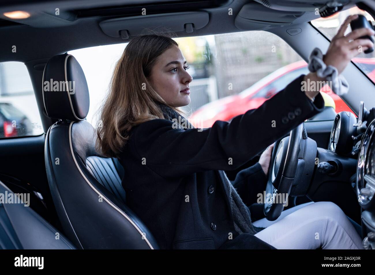 Femmina driver debuttante in una mini auto in Germania. Foto Stock