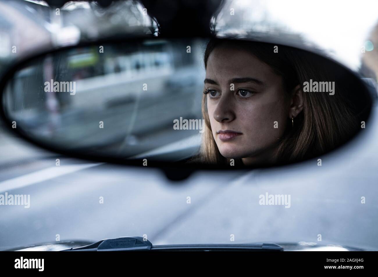 Femmina driver debuttante in una mini auto in Germania. Foto Stock