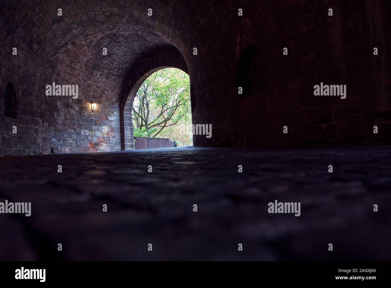 Una luce alla fine del tunnel Foto Stock