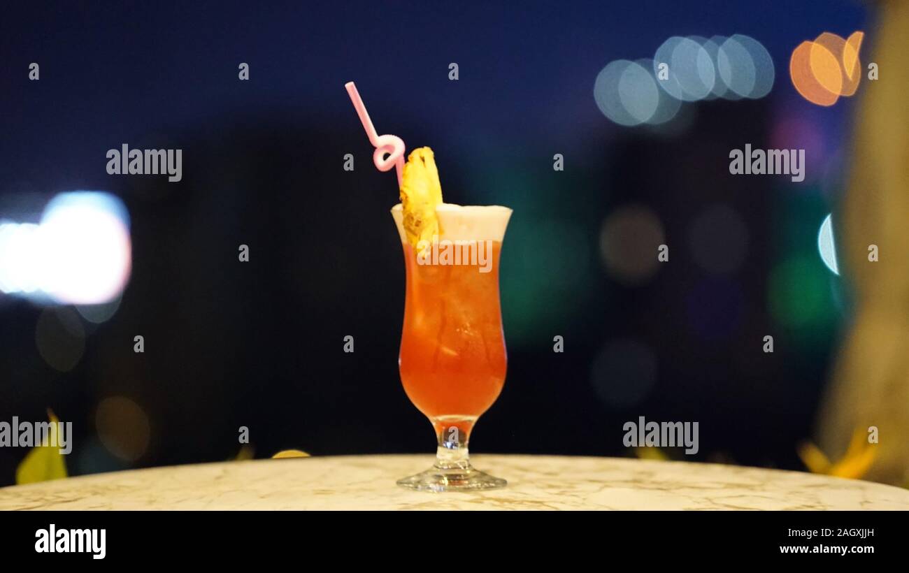 Cocktail di frutta con bello sfondo bokeh di fondo Foto Stock