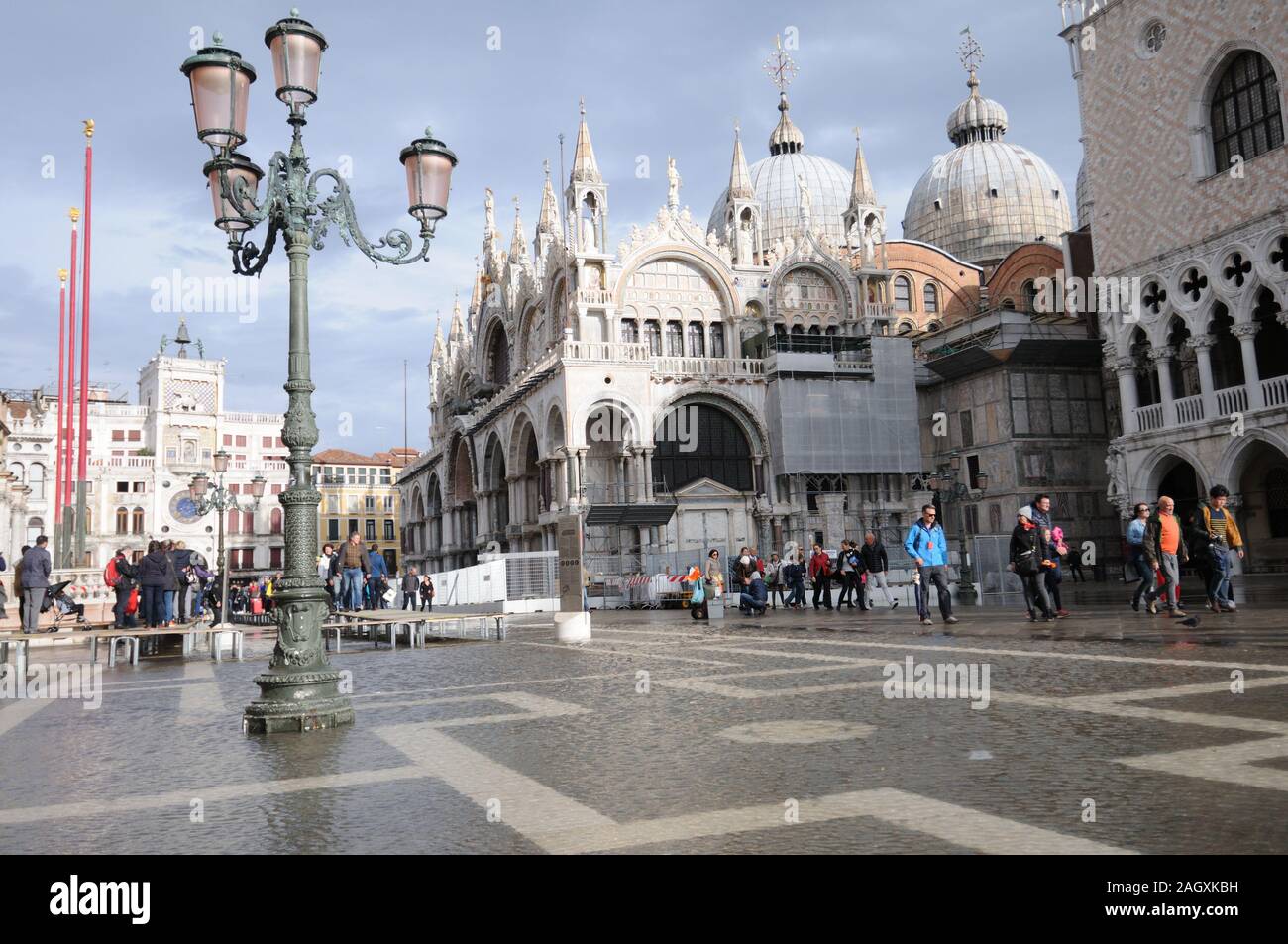 Piazza San Marco a Venezia Isola durante l'acqua alta Foto Stock