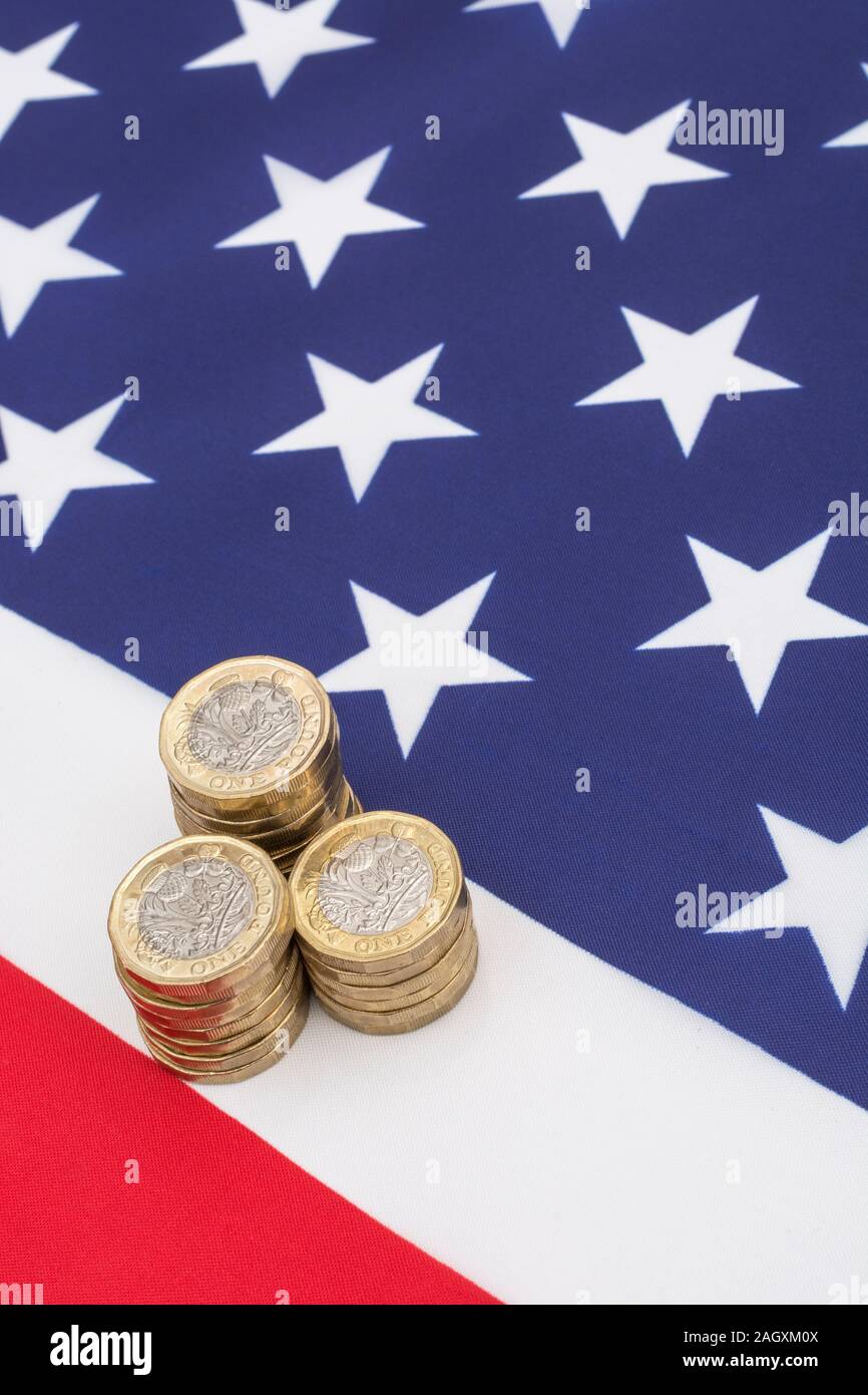 Impilati £1 monete su American Stars & Stripes flag. Metafora US-UK Trade deal post Brexit, Sterline etasso di cambio, il valore in dollari della sterlina, esportazioni britanniche di noi Foto Stock