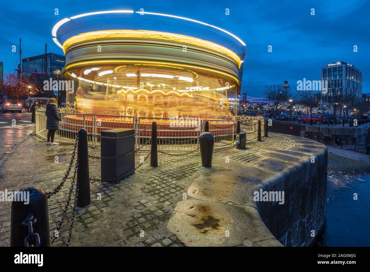 Liverpool Albert Dock complesso luminarie di Natale. Rotonda giostra. Foto Stock