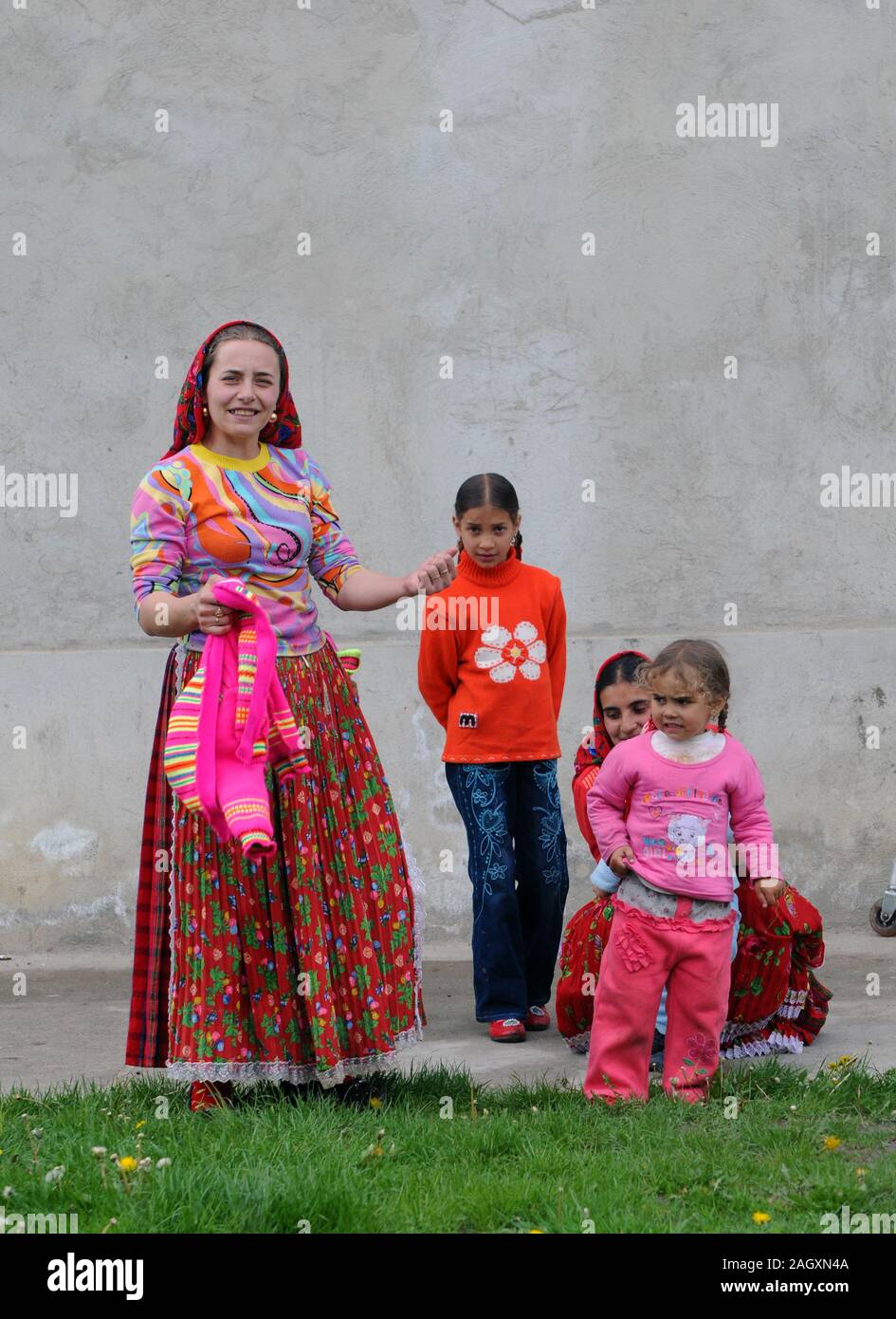 I giovani Romani persone famiglia in Romania Foto Stock