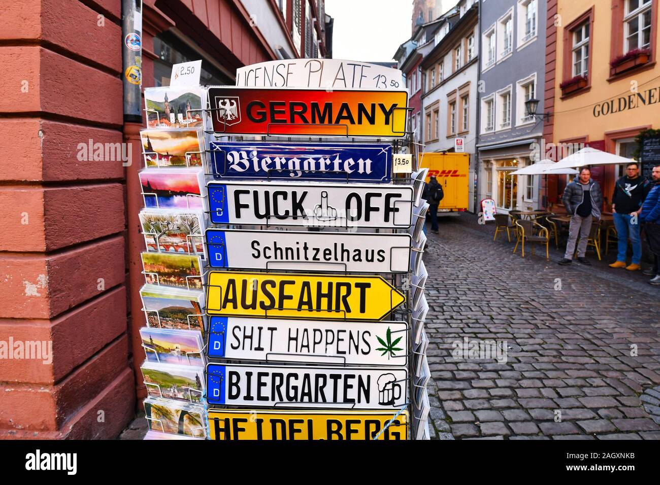 Fake piastre di licenza per la vendita di fronte tourist souvenir shop in piccola strada nel centro storico della città di Heidelberg, Germania Foto Stock