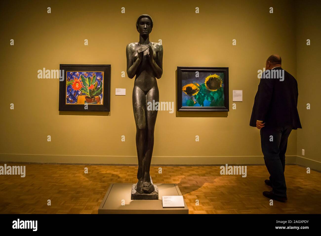 Visitatore guardando i dipinti e Alberto Giacometti scultura donna in piedi II, 1960, Detroit Institute of Arts, (DIA), Detroit, Michigan, Stati Uniti d'America Foto Stock