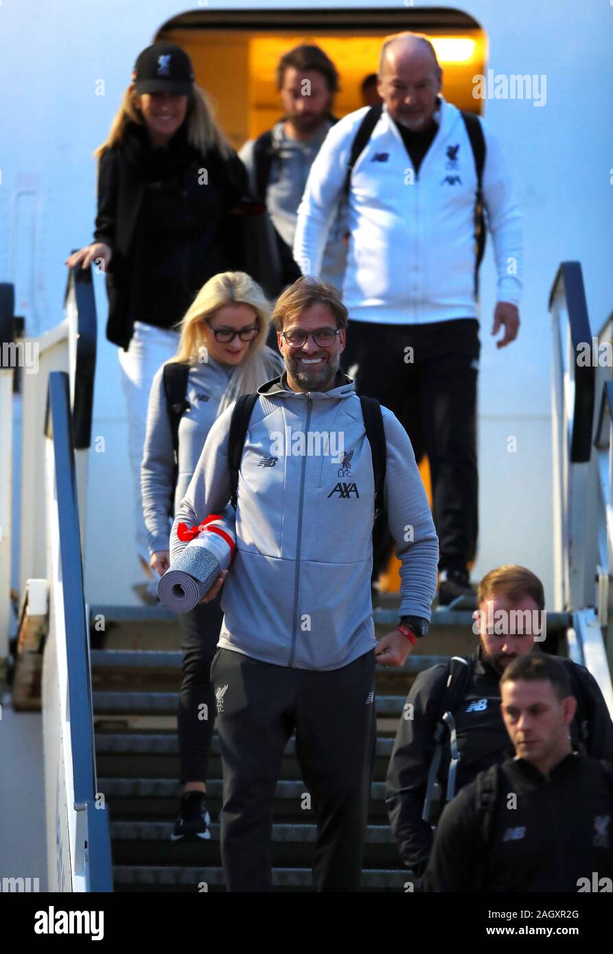 Liverpool manager Jurgen Klopp arriva a John Lennon Airport come il team di Liverpool ritorno nel Regno Unito a seguito del loro Club FIFA World Cup vittoria contro il Flamengo in Qatar il sabato notte. Foto Stock