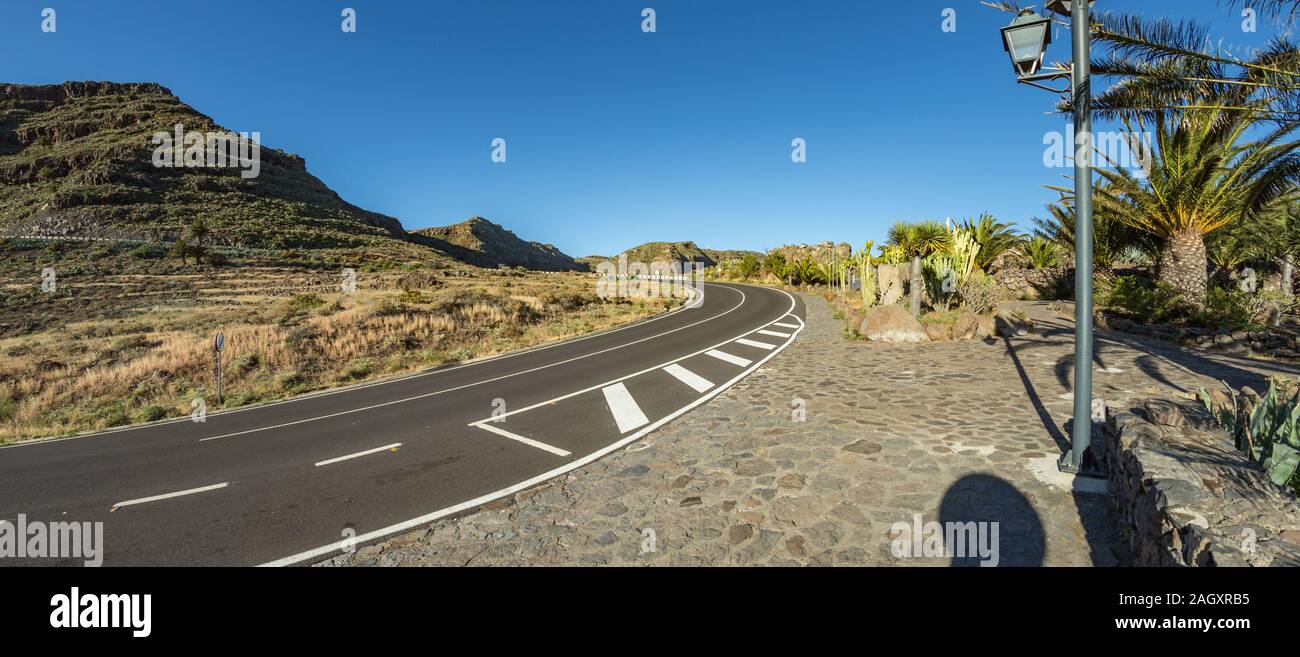 Il parcheggio presso il punto di osservazione che si affaccia sulla gola Valle Gran Rey - grattugiare King Valley. Viewpoint e ristorante costruito dall'architetto canario Foto Stock