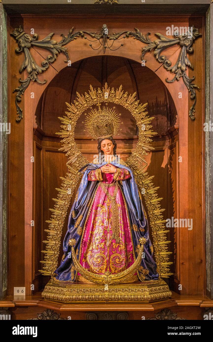 Vergine in legno statua in Parroquia de Santa María la Mayor (Santa Maria Maggiore parrocchia) di Ronda. Malaga, Andalusia, Spagna. Giugno-03-2019 Foto Stock