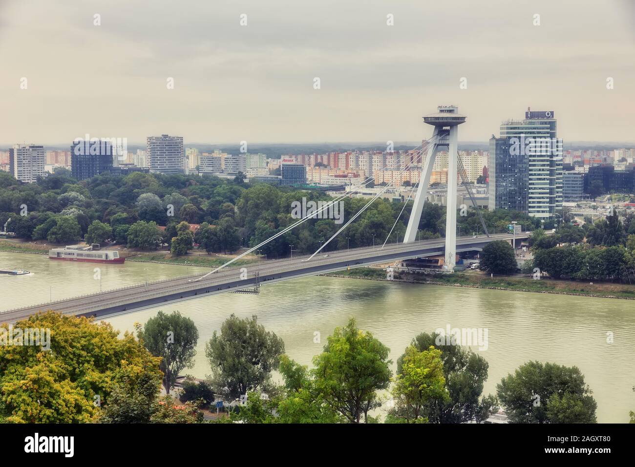 Bratislava, Slovacchia - 22 agosto 2019: SNP nuovo ponte attraverso il fiume Danude antenna vista panoramica a Bratislava. Bratislava è la capitale della Slovacchia. Foto Stock