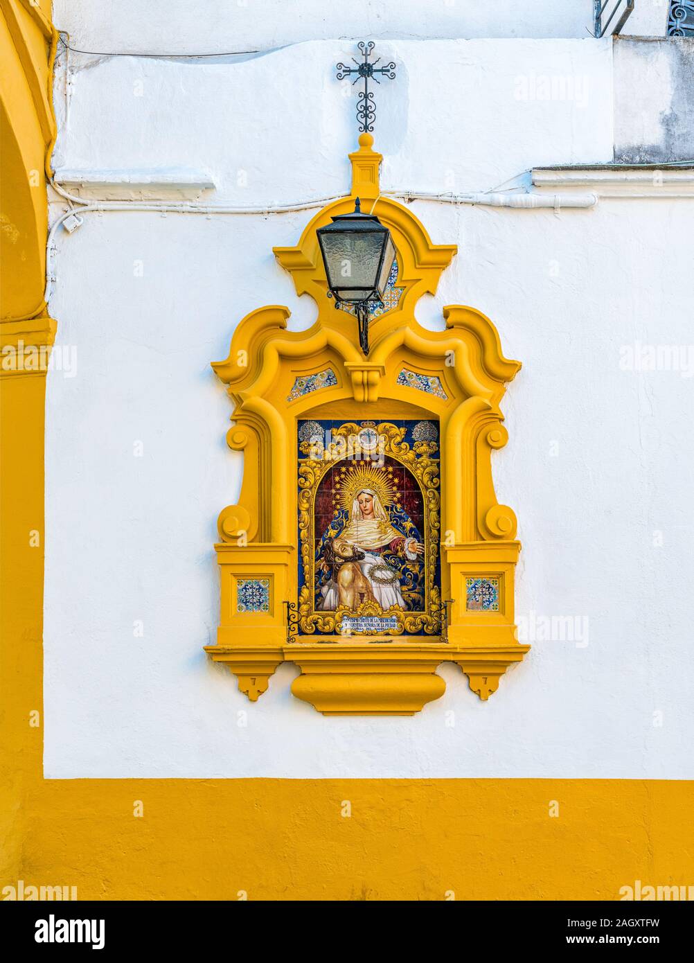 Vergine Maria piccolo santuario per le strade di Siviglia, in Andalusia, Spagna. Giugno-02-2019 Foto Stock