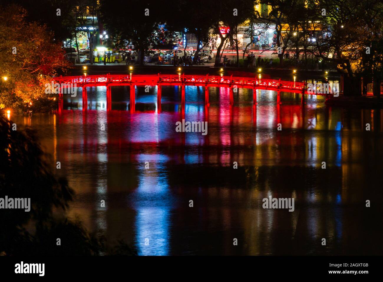 Il Huc Bridge di notte, il Lago Hoan Kiem, Hanoi, Vietnam Asia Foto Stock