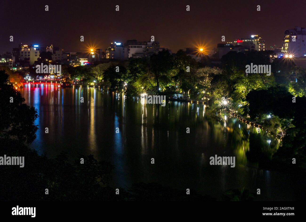 Il Huc Bridge di notte vista da sopra il Lago Hoan Kiem, Hanoi, Vietnam Asia Foto Stock