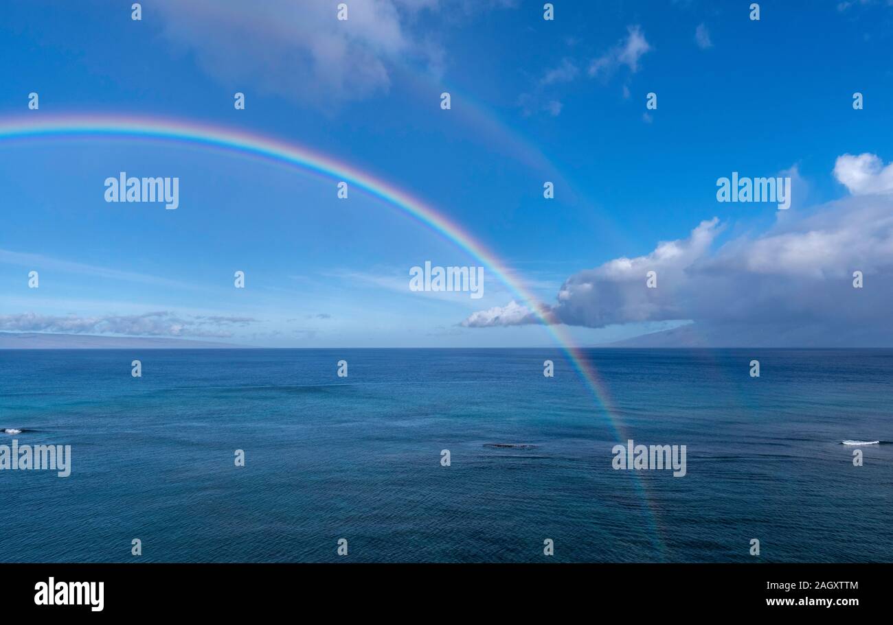 Arcobaleni sopra il Pacifico da Kahana, Maui, Hawaii Foto Stock