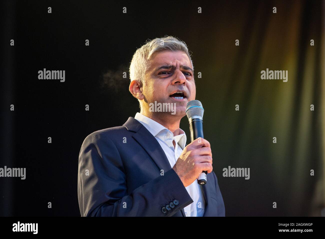 Sindaco di Londra Sadiq Khan parlando durante la Menorah annuale cerimonia di illuminazione su Trafalgar Square a Londra per contrassegnare Chanukah, la festa ebraica delle luci. Foto Stock
