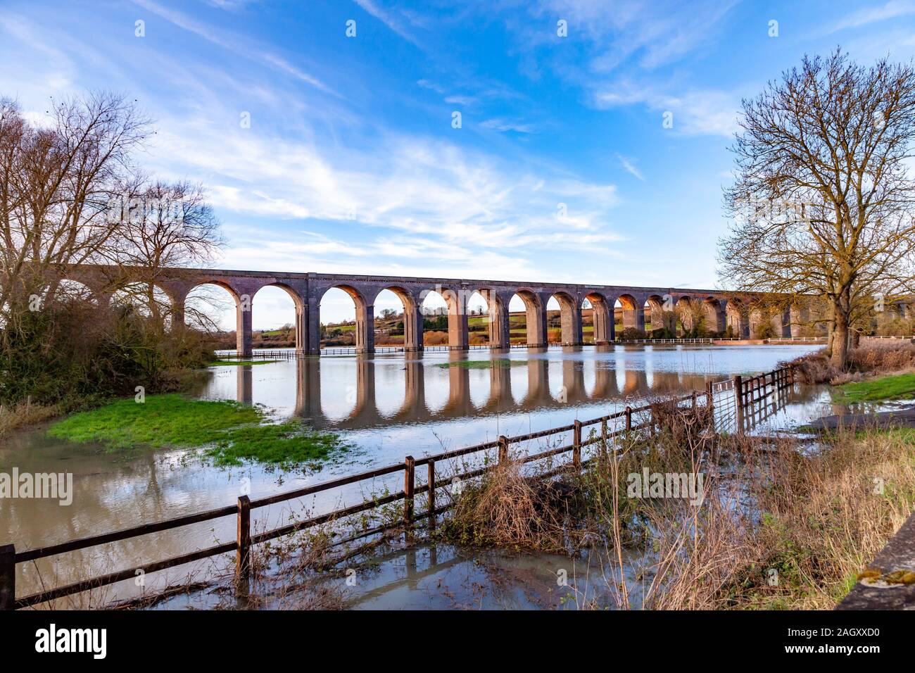 Northamptonshire, Regno Unito, meteo, 22 dicembre 2019, il fiume Welland allagati lungo la valle e al di sotto del viadotto Harringworth dopo giorni di pioggia pesante, oggi più brillanti e il livello di acqua è scesa rendere le strade percorribili.. Credito: Keith J Smith./Alamy Live News Foto Stock