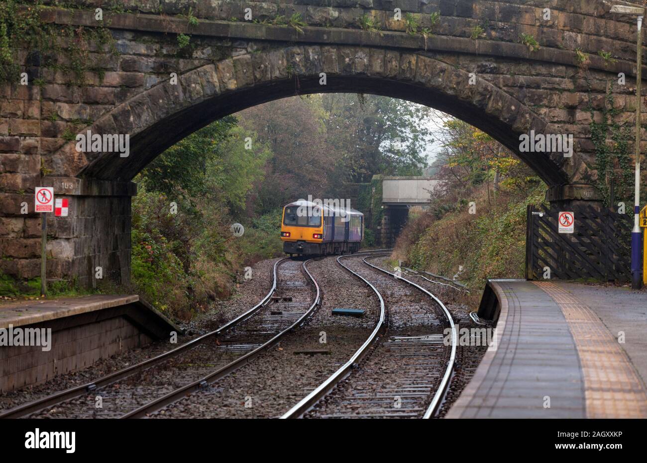 Arriva ferroviaria settentrionale classe 144 pacer treno in partenza Wennington (est di Carnforth) con un Leeds a Lancaster in treno Foto Stock